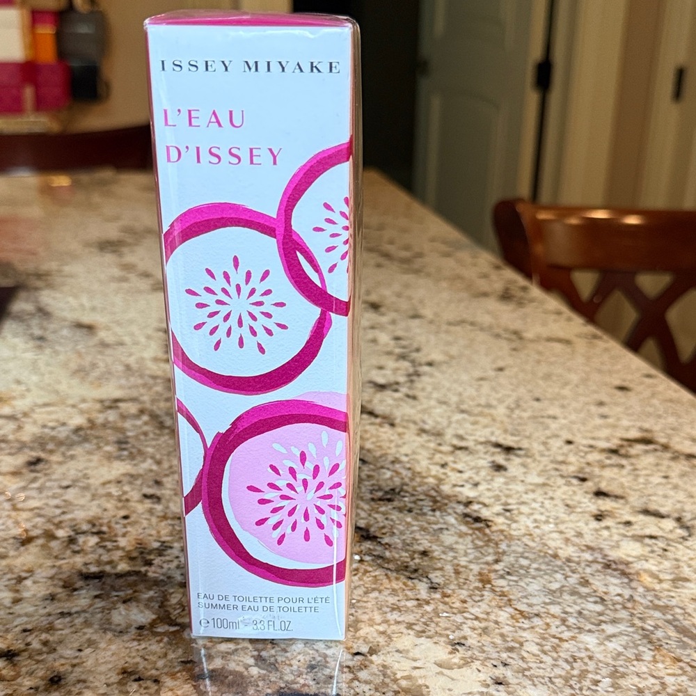 Issey Miyake L'Eau D'Issey Pink and White Floral Box, NEW